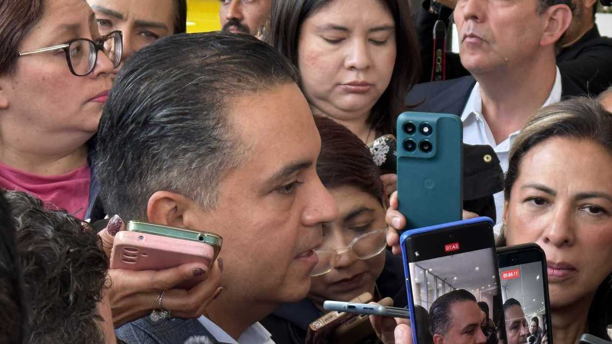 Erick Gudiño, secretario de Gobierno del Estado de Querétaro, ofrece declaraciones a medios sobre la rampa de frenado pendiente en la autopista México-Querétaro.