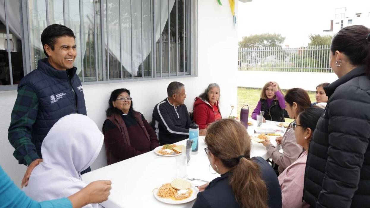 Ernesto Mejía Botello, titular de la SEDESOQ, convive con personas adultas mayores en el club Unidad Nacional, en Querétaro