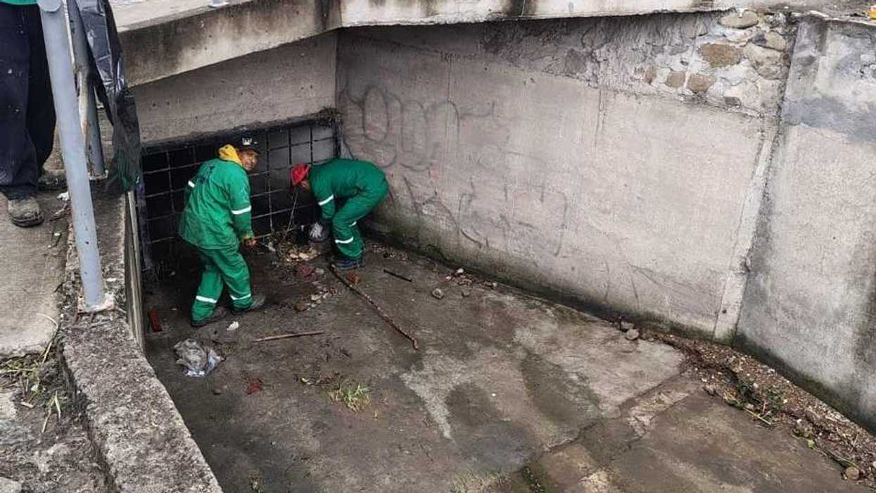 Ernesto Mora Rico, secretario de Servicios Públicos de San Juan del Río, junto a un muro de concreto