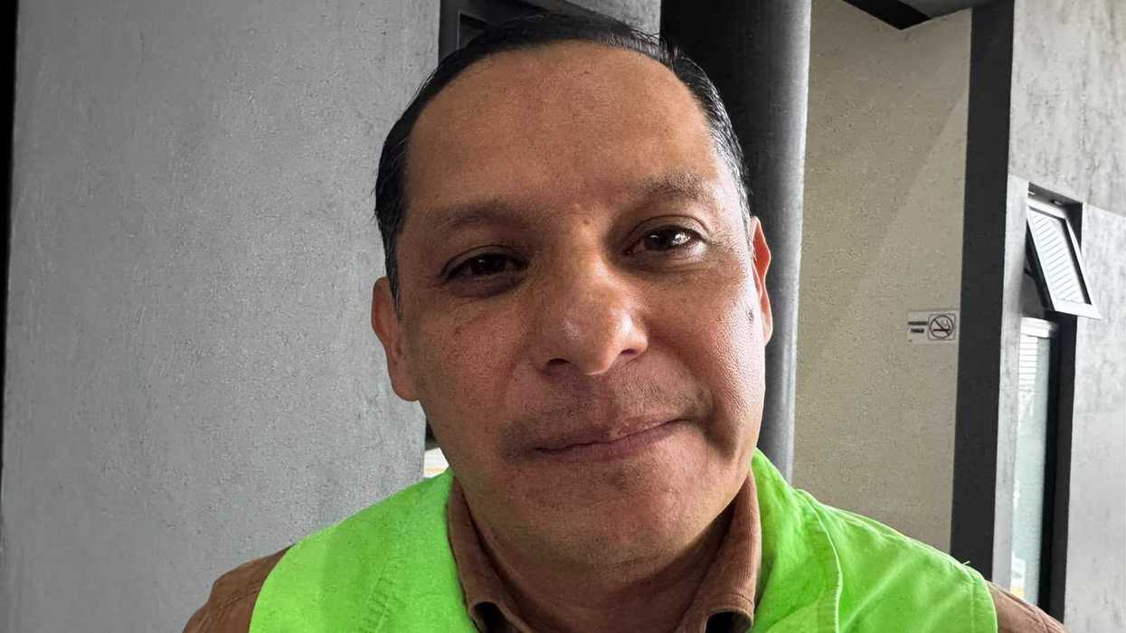 Ernesto Mora Rico, secretario de Servicios Públicos Municipales de San Juan del Río, con chaleco verde sobre camisa café