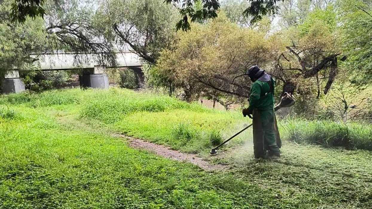 Ernesto Mora Rico, secretario de Servicios Públicos Municipales de San Juan del Río, con chaleco verde