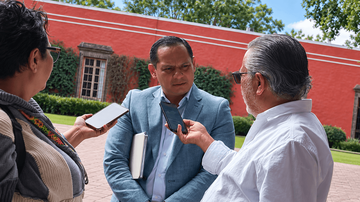 Ernesto Mora Rico, secretario de Servicios Públicos Municipales de San Juan del Río, responde a reporteros sobre el presupuesto para adornos de Día de Muertos.