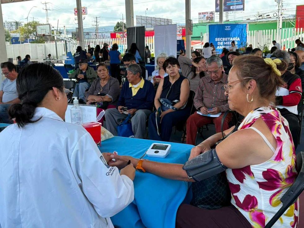 ersonal del DIF Municipal de Quer\u00e9taro toma la presi\u00f3n arterial a una mujer mayor durante la jornada de servicios Alcalde en Acci\u00f3n en el Centro Hist\u00f3rico.