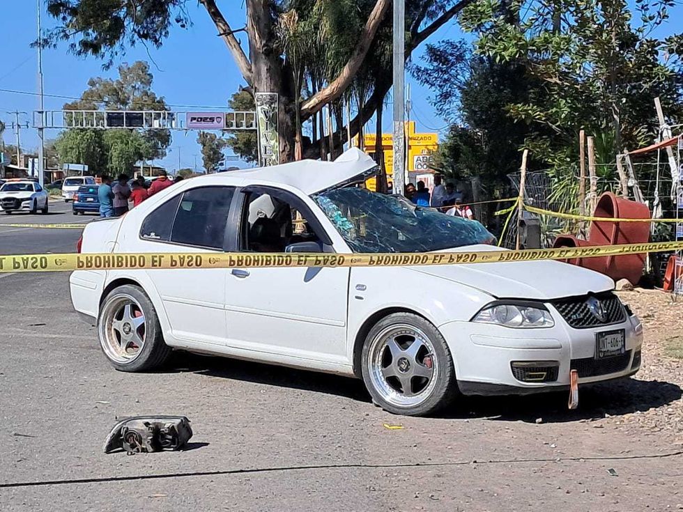 Escena de choque fatal entre autob\u00fas de pasajeros y autom\u00f3vil en la carretera federal 120, tramo Galindo-Amealco, en San Juan del R\u00edo
