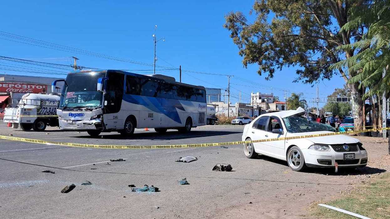 Escena de choque fatal entre autobús de pasajeros y automóvil en la carretera federal 120, tramo Galindo-Amealco, en San Juan del Río