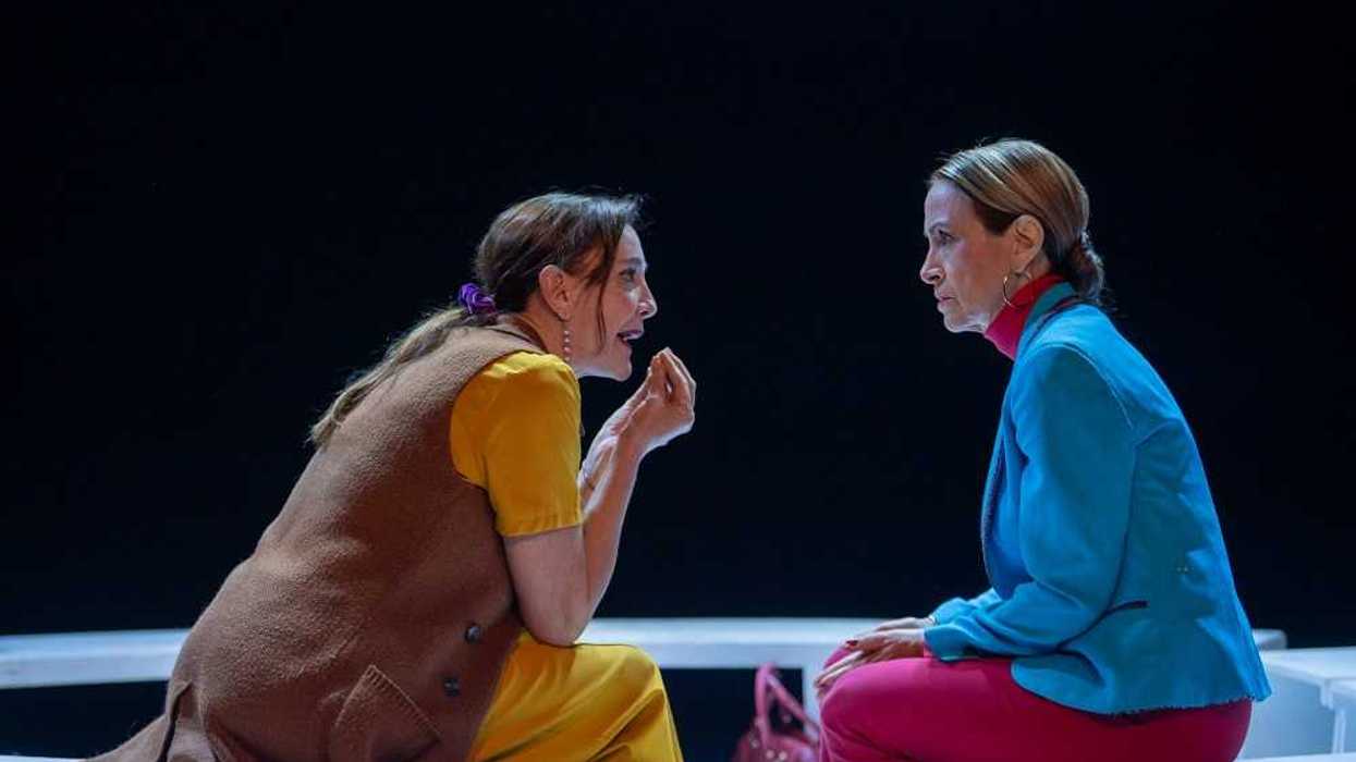 Escena de Las hermanas Vals (Falsedad): dos mujeres frente a frente y un hombre con heridas al fondo, en el Foro La Gruta