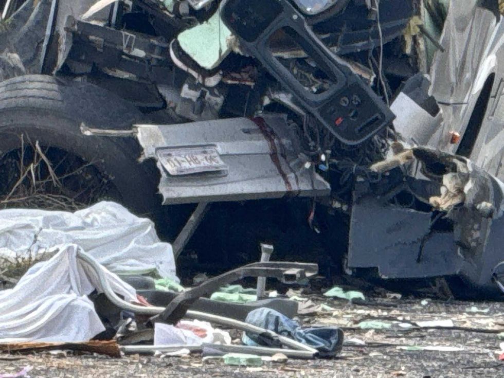 Escena del accidente de cami\u00f3n de pasajeros de la l\u00ednea Amealcenses estrellado contra un \u00e1rbol en el kil\u00f3metro 8 de la carretera La Muralla-San Juan del R\u00edo, en Amealco, Quer\u00e9taro