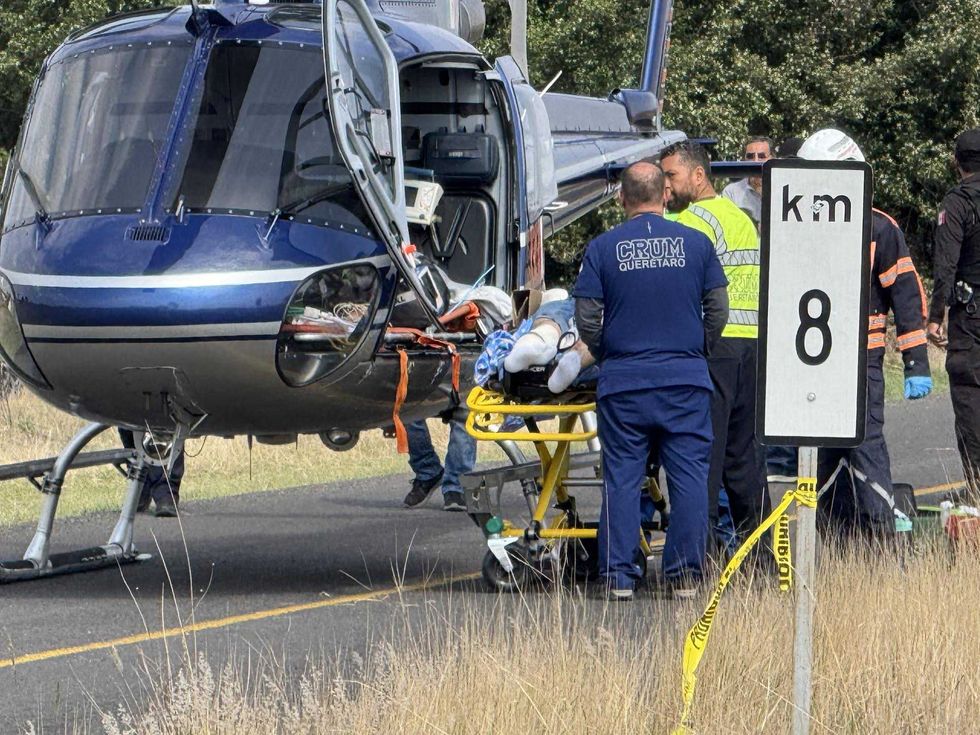 Escena del accidente de cami\u00f3n de pasajeros de la l\u00ednea Amealcenses estrellado contra un \u00e1rbol en el kil\u00f3metro 8 de la carretera La Muralla-San Juan del R\u00edo, en Amealco, Quer\u00e9taro