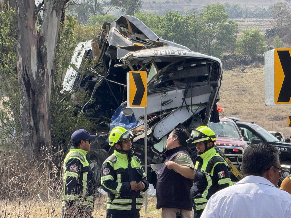 Escena del accidente de cami\u00f3n de pasajeros de la l\u00ednea Amealcenses estrellado contra un \u00e1rbol en el kil\u00f3metro 8 de la carretera La Muralla-San Juan del R\u00edo, en Amealco, Quer\u00e9taro