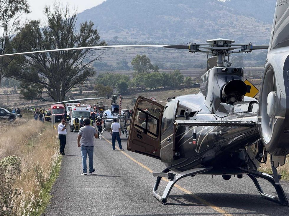 Escena del accidente de cami\u00f3n de pasajeros de la l\u00ednea Amealcenses estrellado contra un \u00e1rbol en el kil\u00f3metro 8 de la carretera La Muralla-San Juan del R\u00edo, en Amealco, Quer\u00e9taro