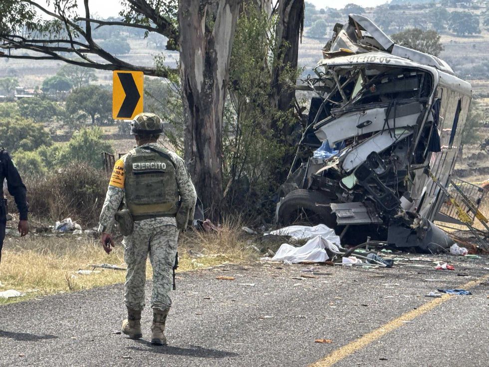 Escena del accidente de cami\u00f3n de pasajeros de la l\u00ednea Amealcenses estrellado contra un \u00e1rbol en el kil\u00f3metro 8 de la carretera La Muralla-San Juan del R\u00edo, en Amealco, Quer\u00e9taro