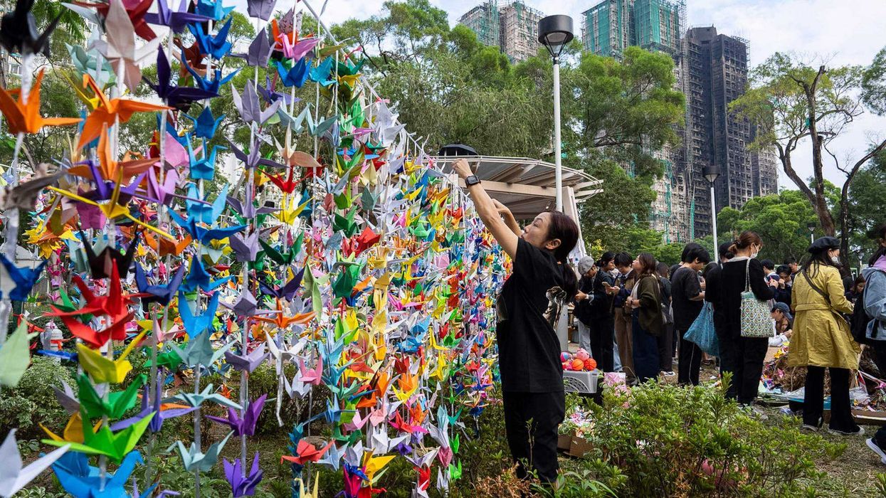Escena del devastador incendio en un complejo residencial de Hong Kong. AP.