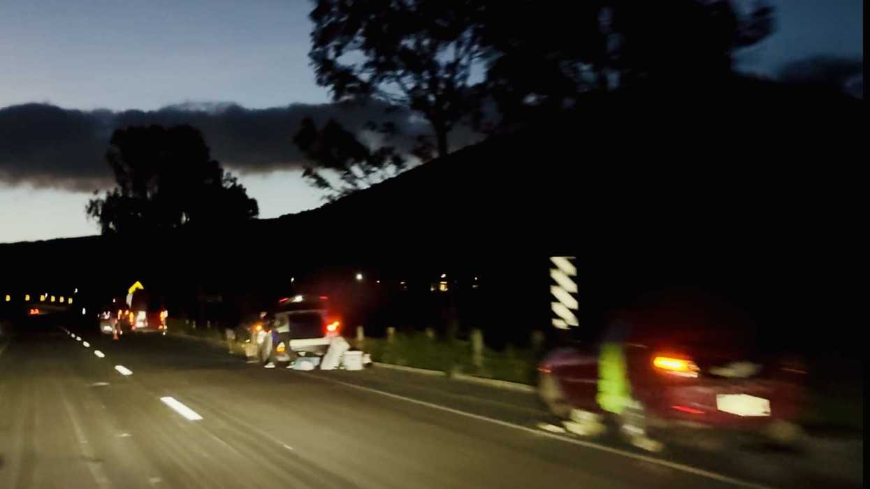 Escena nocturna en carretera federal 45 Huichapan-Palmillas con vehículos detenidos y trabajos de emergencia en San Juan del Río.