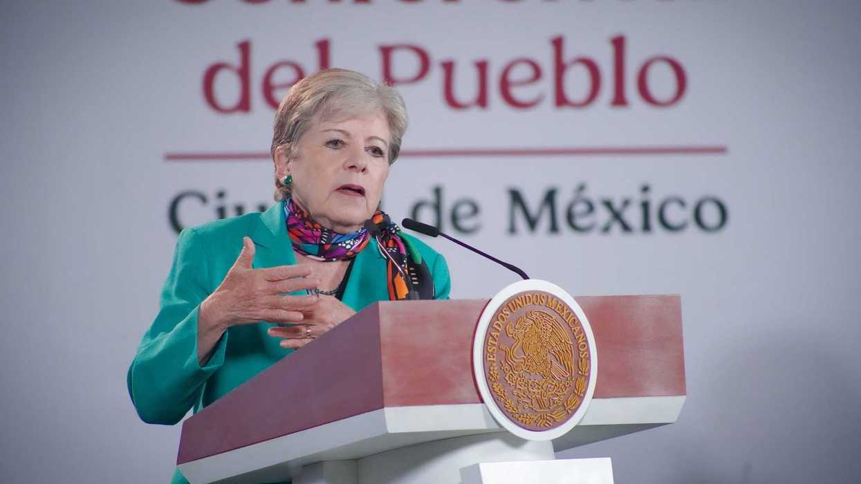 Escenario de la Conferencia del Pueblo en Ciudad de México, con una oradora en el podio, funcionarios sentados a la derecha y asistentes en primer plano, durante la presentación del informe del sector ambiental.