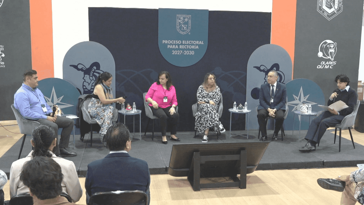 Escenario de la presentación de planes para la Rectoría de la UAQ 2027-2030, con seis participantes sentados