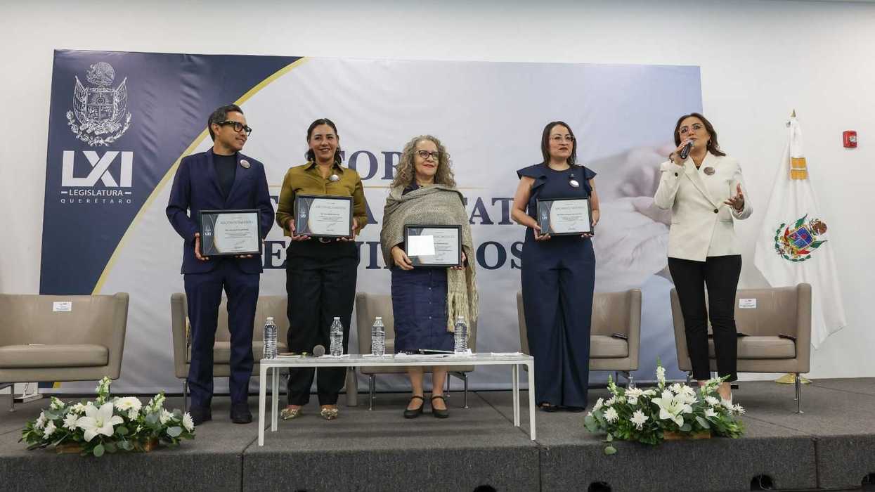 Escenario del Foro Sistema Estatal de Cuidados con panelistas y asistentes, LXI Legislatura de Querétaro