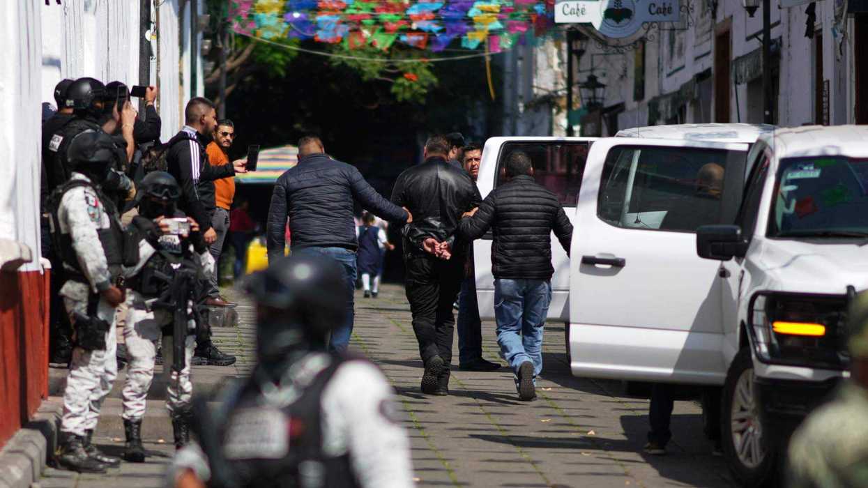 Escoltas detenidos por su presunta participación en el homicidio del alcalde de Uruapan. AP.