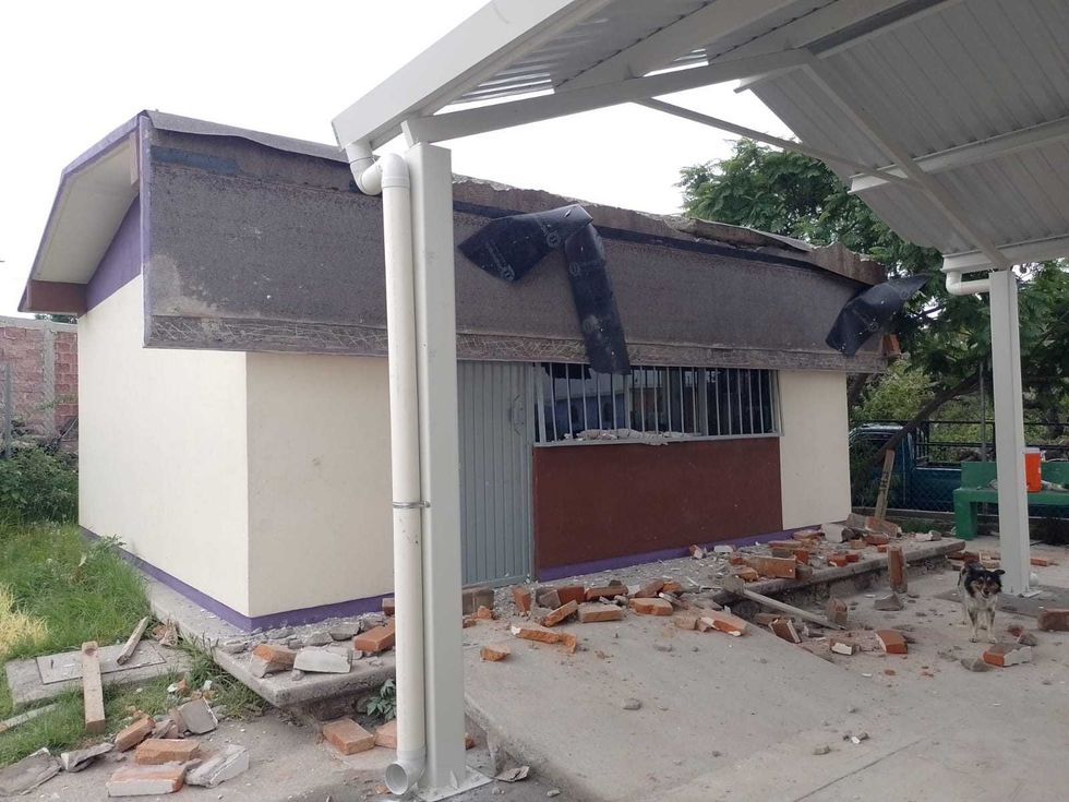 Escombros de tabique acumulados junto al techo colapsado de la secundaria de Tuna Manza.