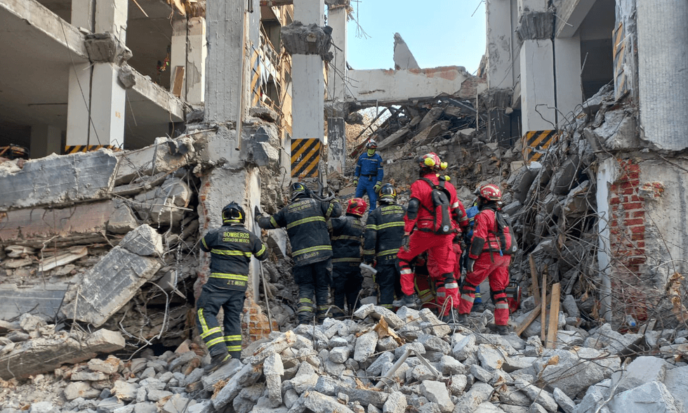 Escombros del edificio colapsado cerca del Metro San Antonio Abad en la alcald\u00eda Cuauht\u00e9moc de CDMX donde murieron tres trabajadores