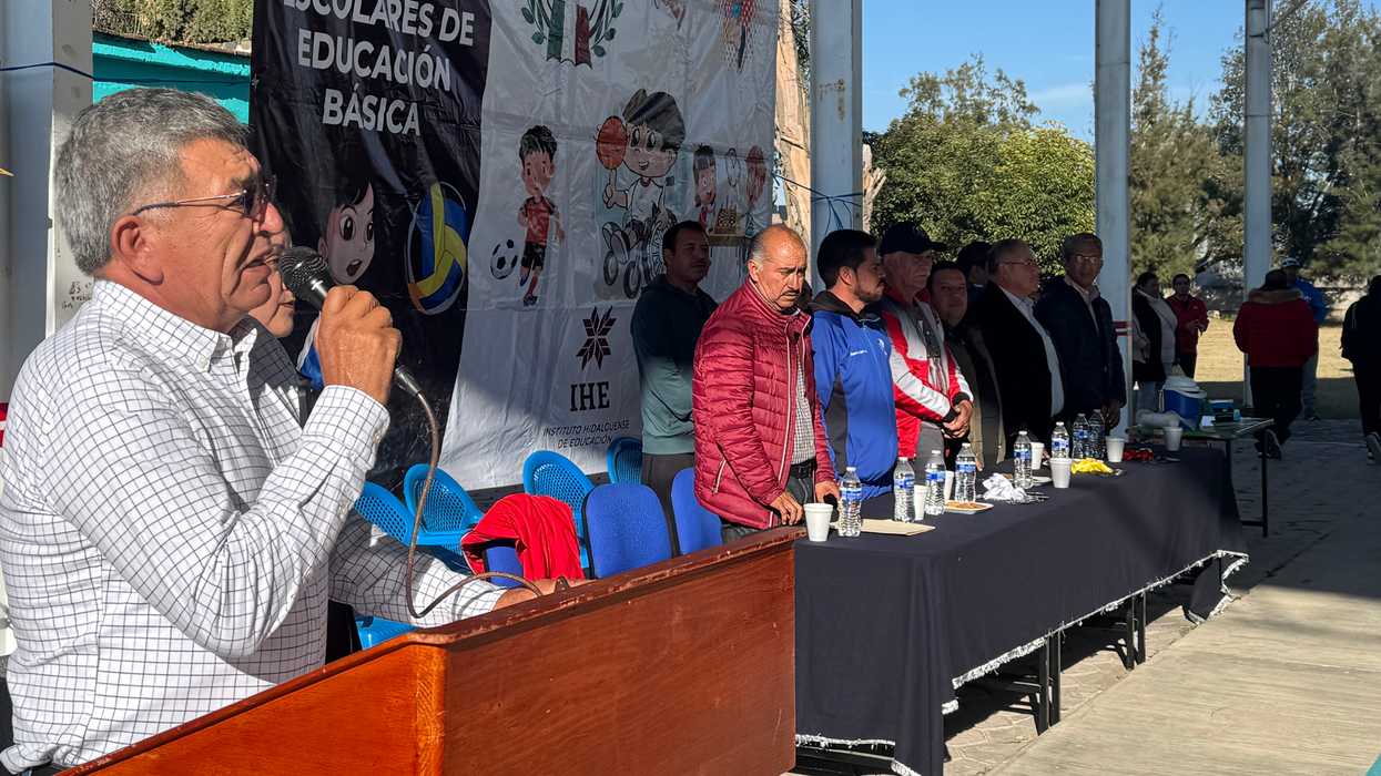 Escuela primaria Narciso Mendoza en Maravillas, Hidalgo, opera sin director mientras supervisor escolar gestiona asignación de personal directivo.