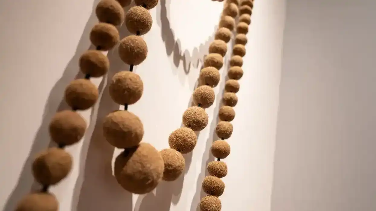 Escultura realizada con fibras naturales que forma parte de la exposición La forma que sostiene el aire.