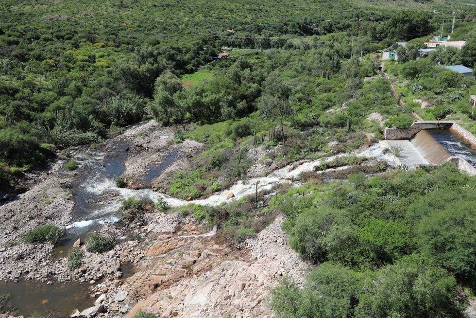 Escurrimiento de agua entre vegetaci\u00f3n y terreno rocoso en Col\u00f3n