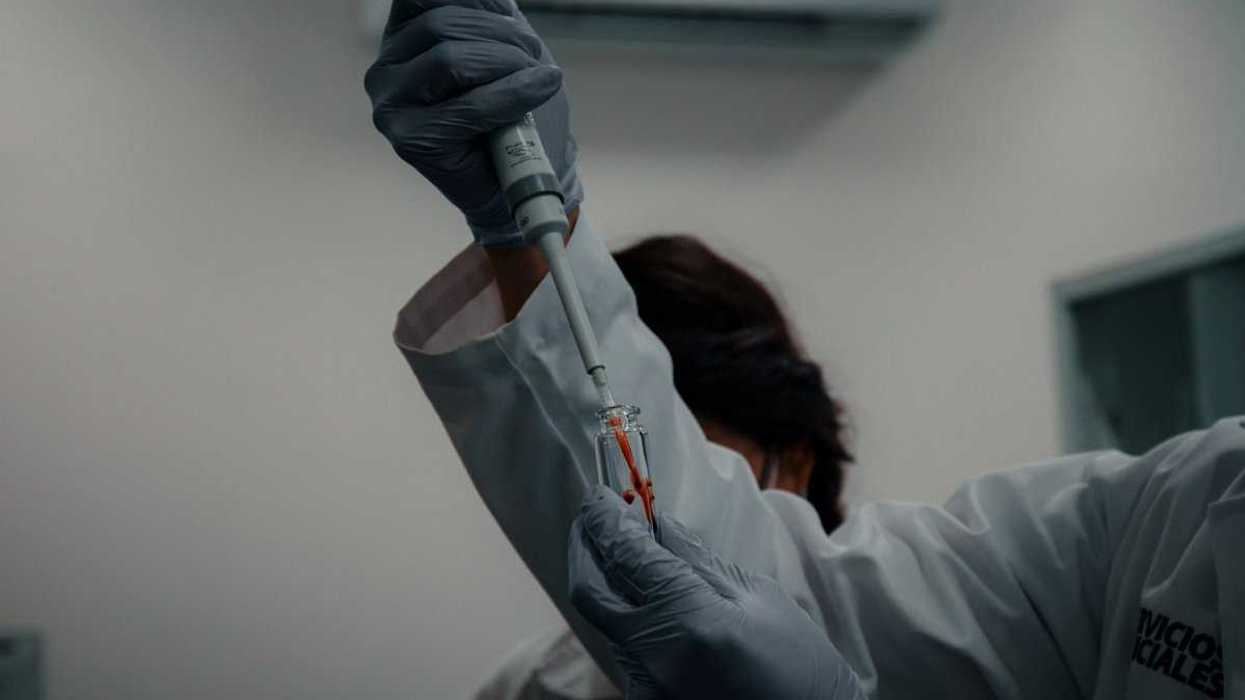 Especialista de Servicios Periciales de la Fiscalía de Querétaro analiza una muestra en laboratorio de genética forense