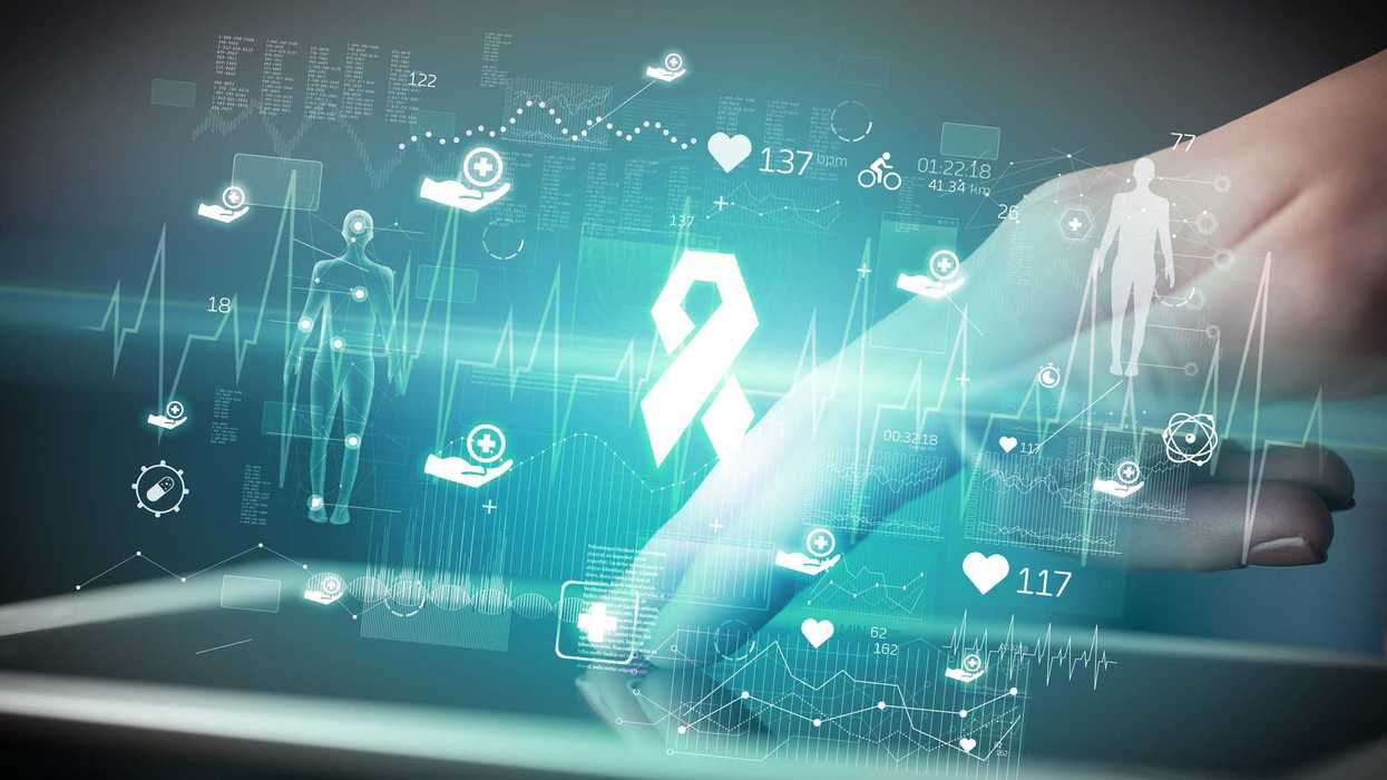 Especialista opera un mastógrafo utilizado para diagnóstico oncológico asistido por inteligencia artificial.