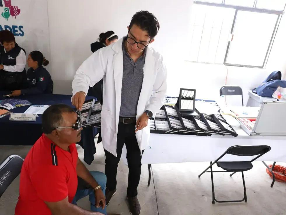 Especialista realiza un examen de la vista a un habitante durante la jornada municipal.