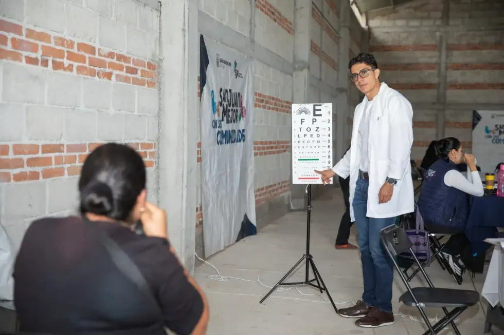 Especialista realiza valoraci\u00f3n visual durante jornada municipal