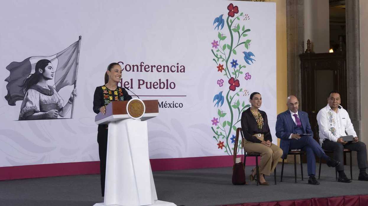 Especialistas revisan ganado como parte de las acciones contra el gusano barrenador.