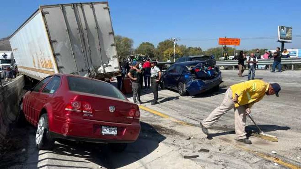 Espectacular accidente en la Autopista México Querétaro, en el kilómetro 161 en dirección a Querétaro.
