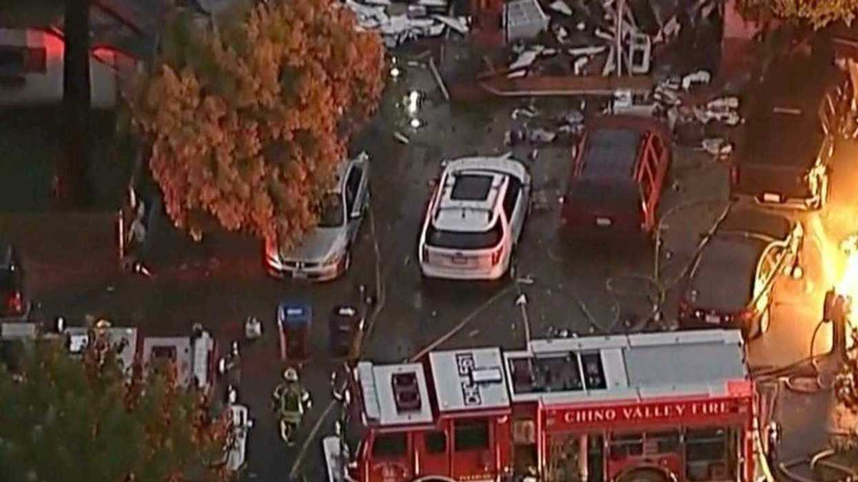 Esta imagen, tomada de un video proporcionado por KABC, muestra casas y vehículos dañados al tiempo que los bomberos trabajan en el lugar en Chino Hills, California, el domingo 16 de noviembre de 2025. KABC/AP.