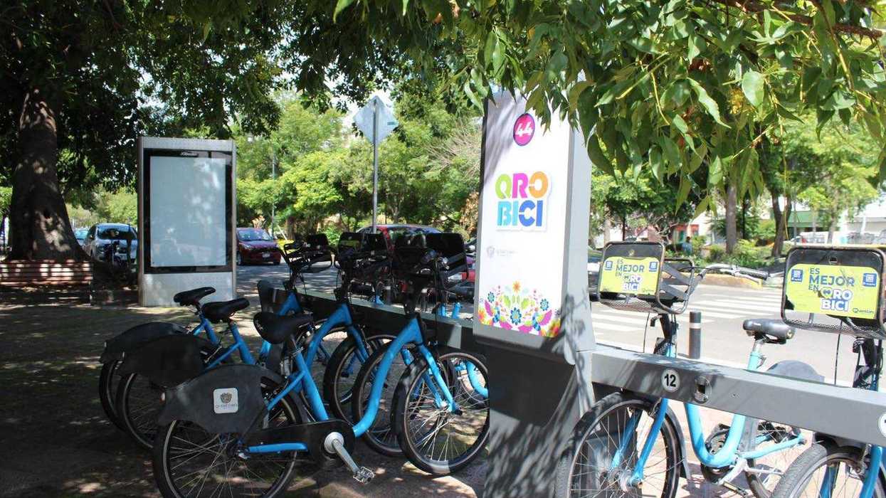 Estación del sistema QroBici con bicicletas compartidas instalada en el primer cuadro de Querétaro durante fase de pruebas