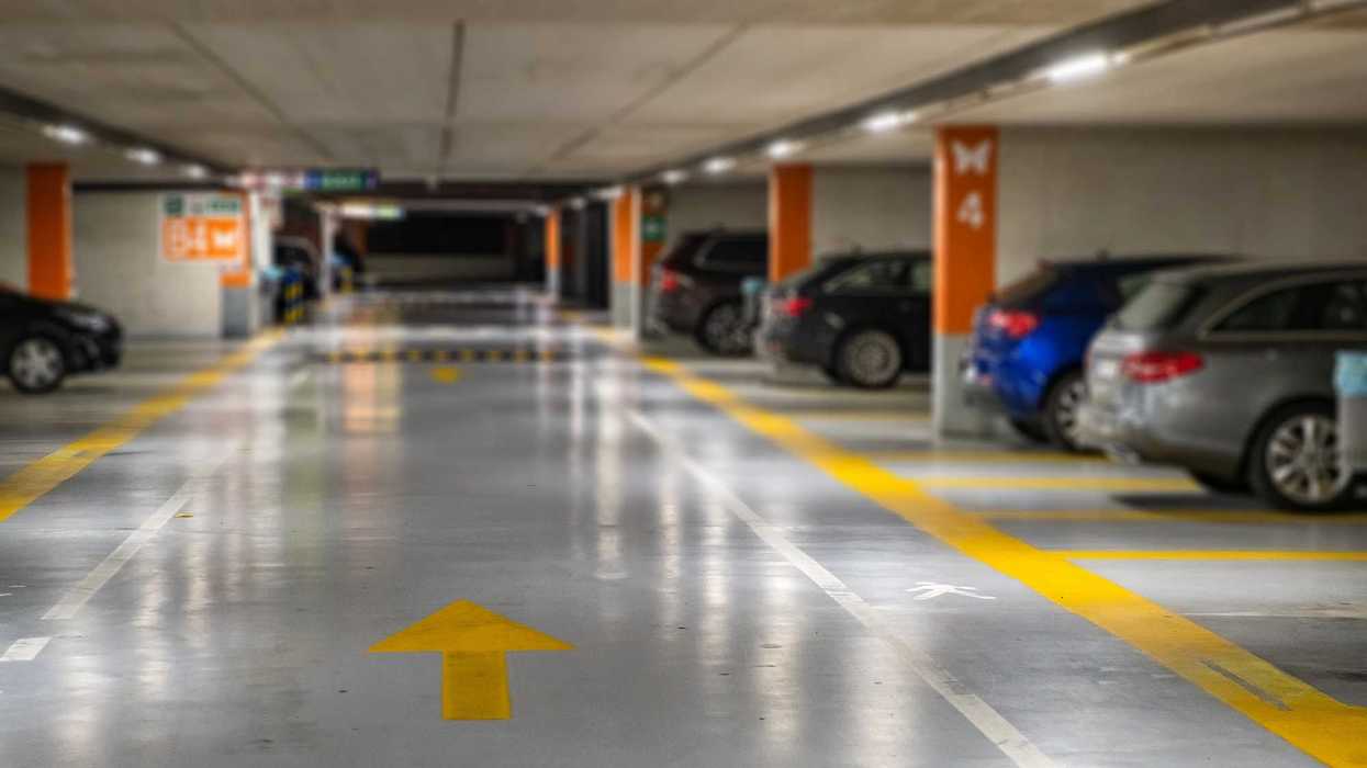 Estacionamiento con vehículos y cajones señalizados, alusivo a la aplicación que permitirá consultar espacios disponibles en el Centro Histórico de Querétaro.