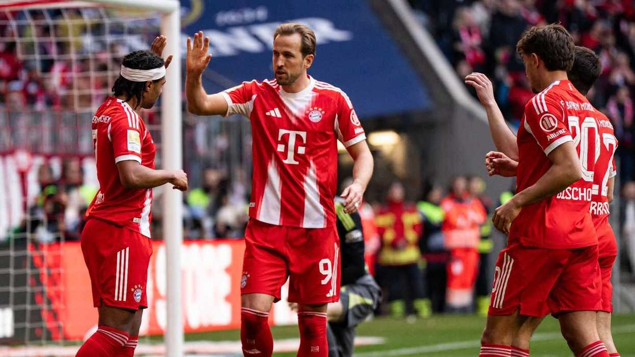 Estadio Santiago Bernabéu iluminado en noche de Champions League previo al Real Madrid vs Bayern Múnich