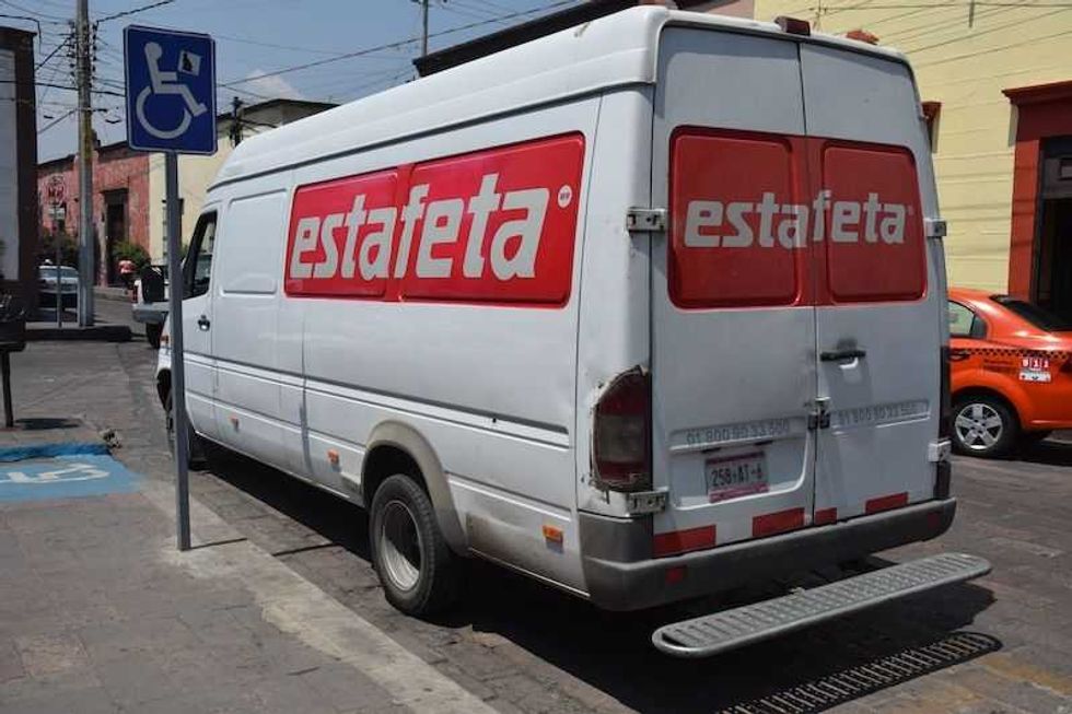 estafeta invade areas para discapacitados 1