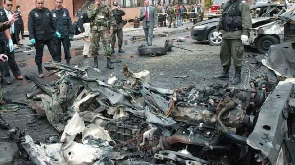 estalla-carro-bomba-frente-a-escuela-de-policia-en-colombia.jpg