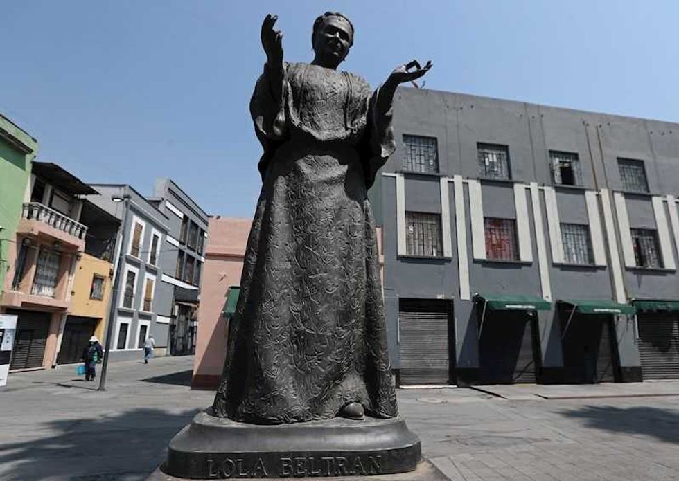 estatua de lola beltran