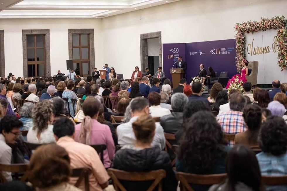 Esther Monserrat Garc\u00eda Garc\u00eda sostiene la Flor de Plata y el diploma del Premio Nacional de Poes\u00eda San Juan del R\u00edo 2026