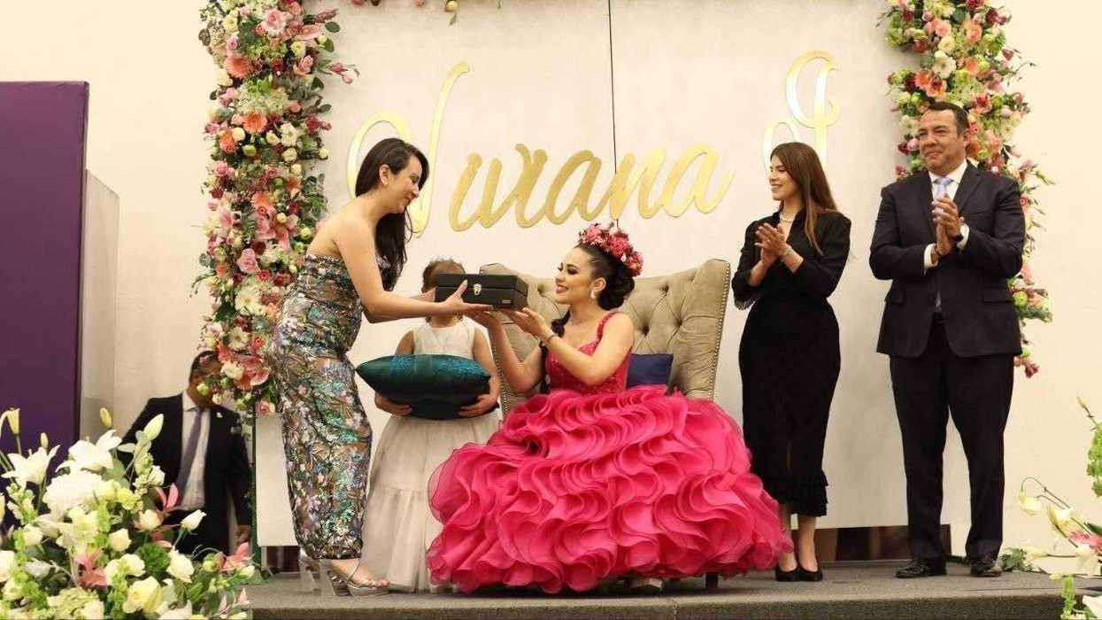 Esther Monserrat García García sostiene la Flor de Plata y el diploma del Premio Nacional de Poesía San Juan del Río 2026