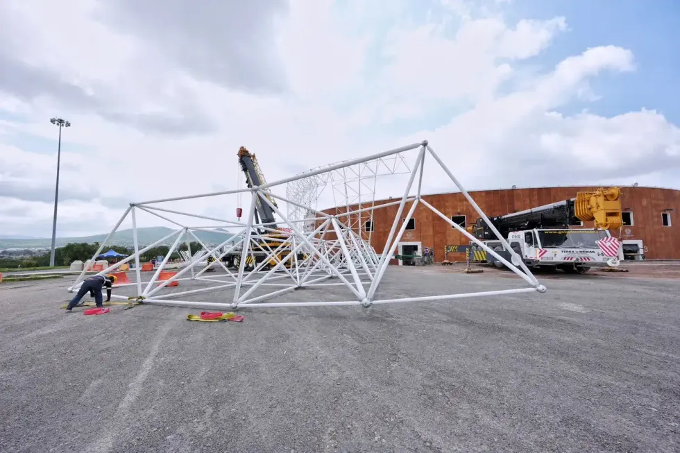 Estructura del techo del Foro Quer\u00e9taro en proceso de montaje con gr\u00faa