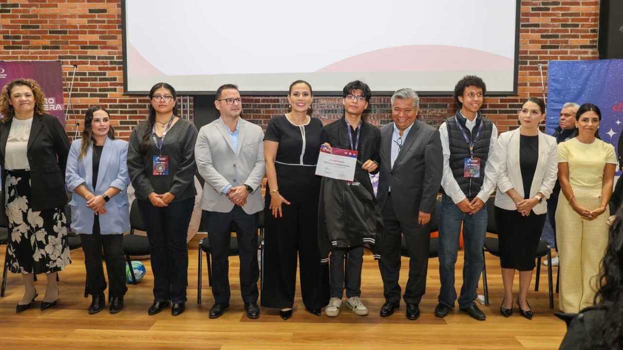 Estudiante sostiene su reconocimiento acompañado por participantes de la clausura de la Academia Espacial Querétaro 2026.