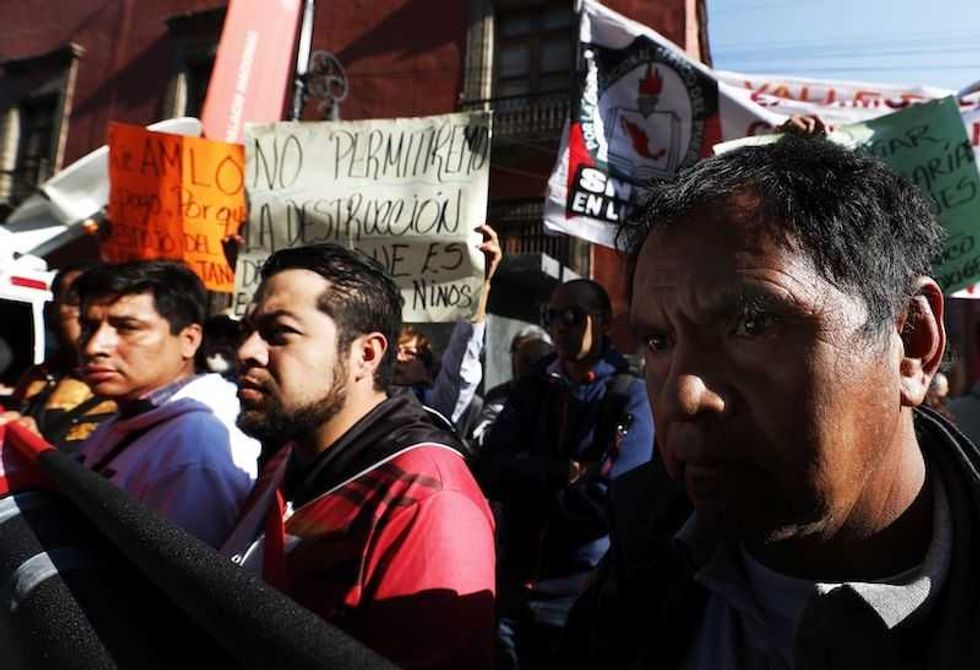 estudiantes chiapanecos viven afuera de palacio nacional hace un mes