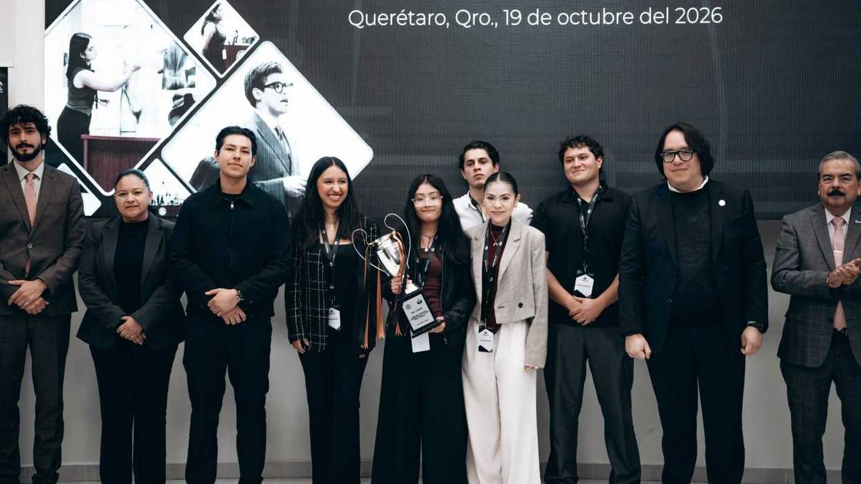 Estudiantes con trofeos de primer y segundo lugar junto al Fiscal General de Querétaro, en la competencia de litigio oral