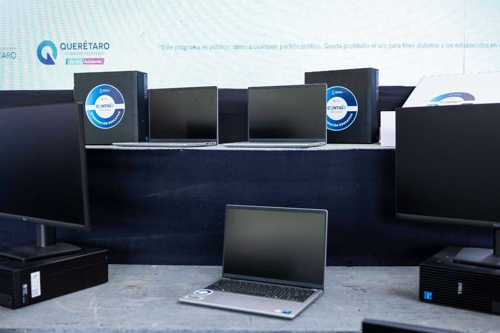 Estudiantes de bachillerato reciben equipamiento educativo en plantel de Pinal de Amoles Sierra Gorda Quer\u00e9taro