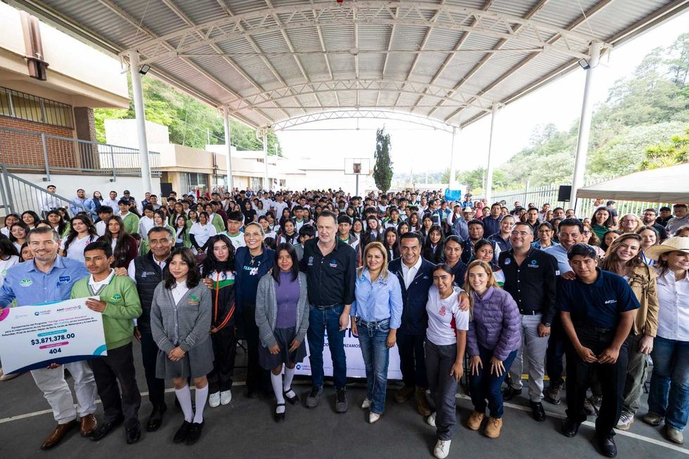 Estudiantes de bachillerato reciben equipamiento educativo en plantel de Pinal de Amoles Sierra Gorda Quer\u00e9taro
