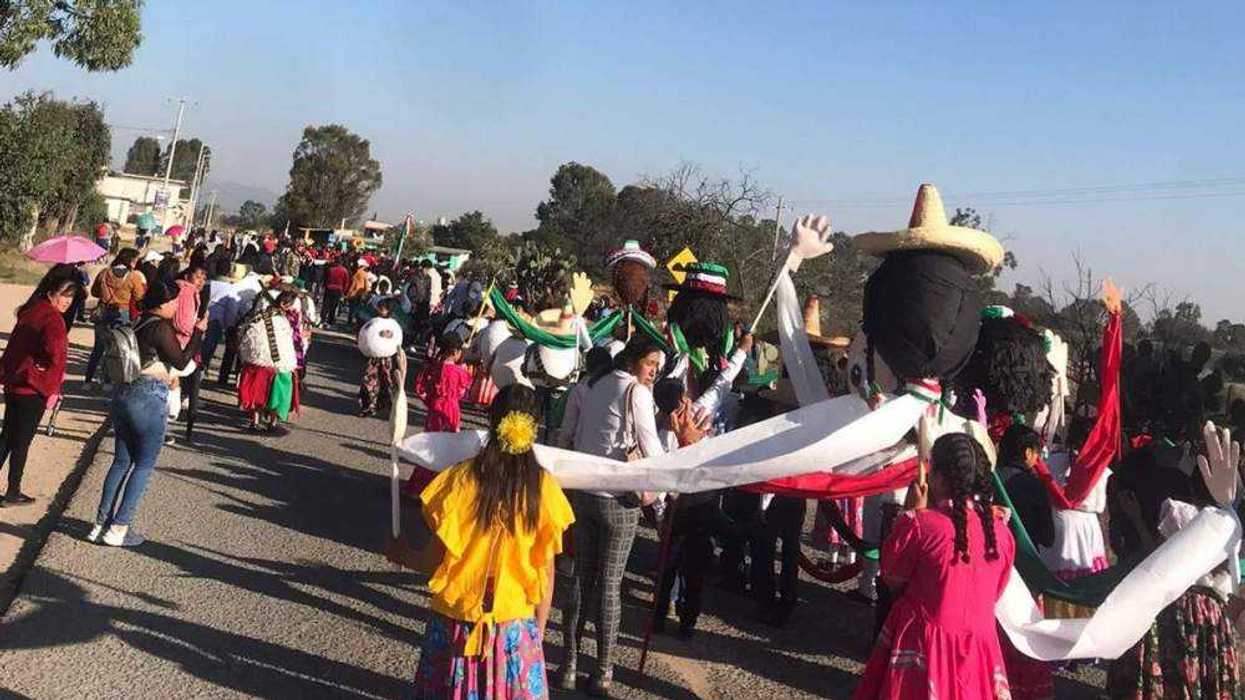 Estudiantes de educación básica en desfile cívico conmemorativo de la Revolución Mexicana en San Lorenzo El Chico, Nopala de Villagrán, Hidalgo.