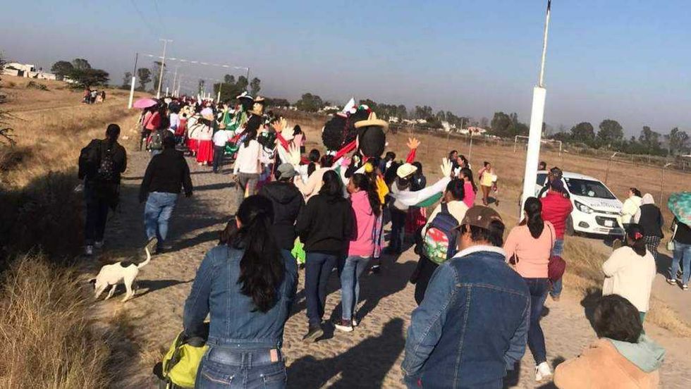 Estudiantes de educación básica en desfile cívico conmemorativo de la Revolución Mexicana en San Lorenzo El Chico, Nopala de Villagrán, Hidalgo.