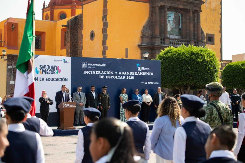 Estudiantes de escuelas primarias de San Juan del R\u00edo durante la ceremonia de abanderamiento de escoltas en Plaza Independencia, mayo 2026